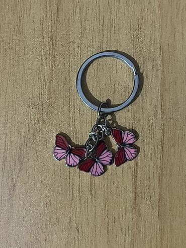 Çantalar: Üç kəpənək bəzəkli açarlıq - Material: metal halqa və zəncir, emal — 1