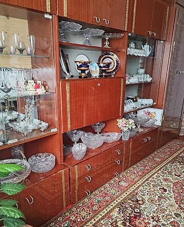 taxta stul stol: Qonaq otağı üçün iri vitrin–divar mebeli - Material: parlaq laklı — 1