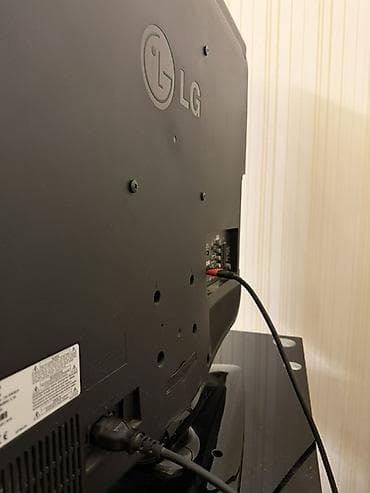 ailə tv: LG LCD/LED televizor, təxminən 37–42” diaqonal ekran. Qara korpus — 5