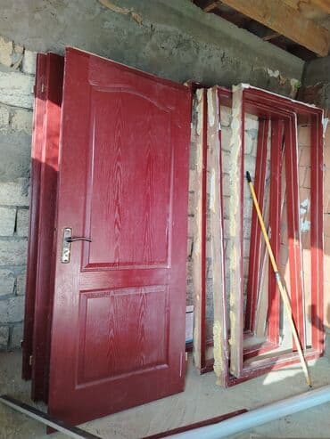 Məhsul: Taxta iç qapılar dəsti Təsvir: - Rəng: Tünd qırmızı (maun