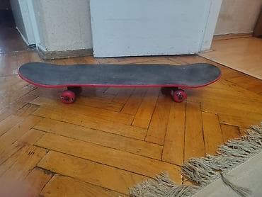 Skateboard – klassik ölçülü, iki uclu konkav formalı gövdə. - Gövdə