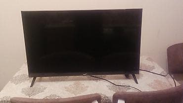 mini televizor: TCL LED televizor - Təxminən 32–40 düymlük ekran (ölçü vizual olaraq — 1