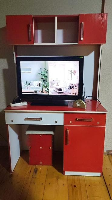 Qırmızı-ağ rəngdə çoxfunksiyalı iş masası dəsti. Xüsusiyyətlər: - Üst