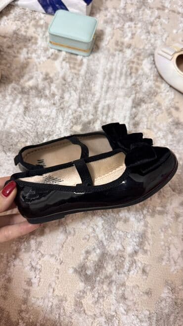 Məktəbli forması: H&M qız uşaqları üçün baletka ayaqqabılar - Rəng: qara, parlaq — 2
