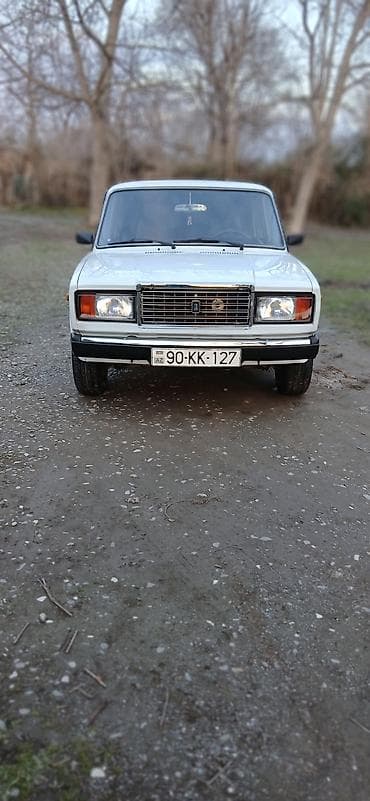 bmv f 10: VAZ 2107, ağ rəng, sedans Xüsusiyyətlər: - Klassik VAZ 2107 dizaynı — 3