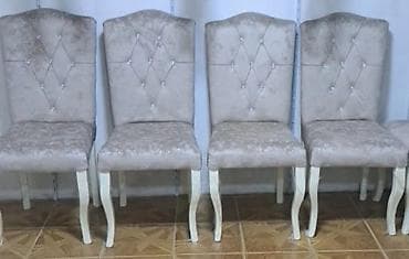 Açıq bej rəngli, məxmər parçadan üzlənmiş yemək masası stulları