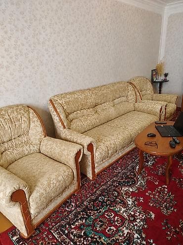 Klassik üslubda 3-lü yumşaq mebel dəsti - Tərkibi: 1 ədəd geniş divan