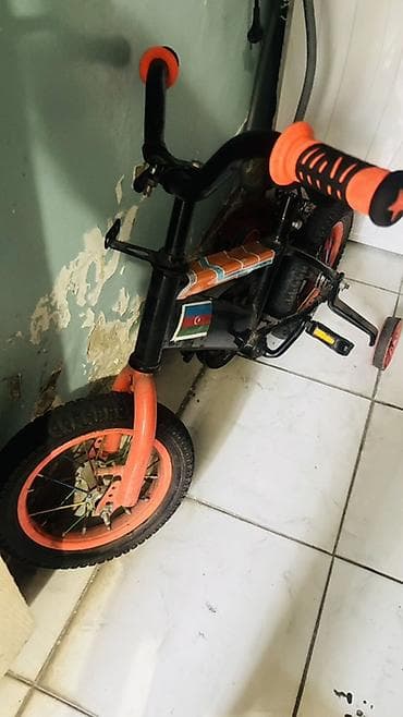 Büyük velosipede biraz çat var qiymeti 20 manat .Balaca velosipede 15 lalafo.az -da Büyük velosipede biraz çat var qiymeti 20 manat .Balaca velosipede 15