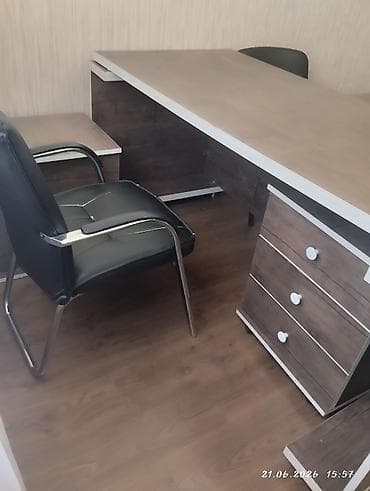 Офисная мебель: Ofis mebel dəsti tecili 250 azn satiram oturacaglari ile birlikde — 2