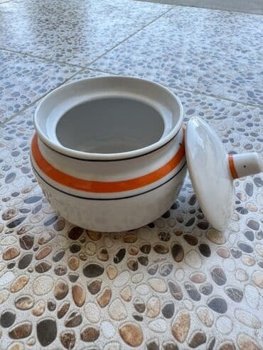 бетонный башмак для забора: Bu, ağ rəngli, narıncı və qara zolaqlarla bəzədilmiş, silindrik — 1