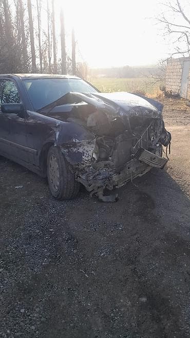 mersedes 208 d: Mercedes-Benz E 220: 2.2 l | 1998 il Sedan — 3