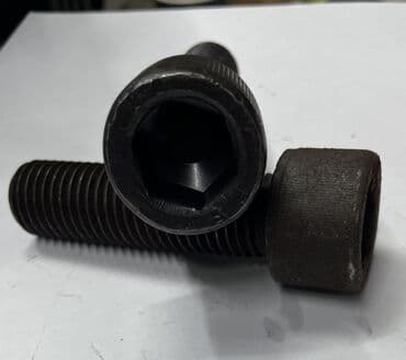 Жидкие обои: Altıbucaqlı başlığı və tam yivli şaftı olan bu qara rəngli bolt — 4