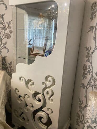 Şüşəli dolab vitrini