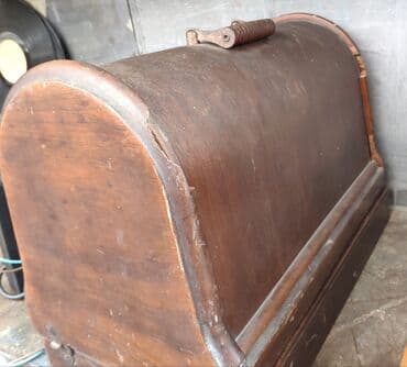 saat qedimi: Antik tikiş maşını – mexaniki, əl fırlatmalı model - Korpus: massiv — 4