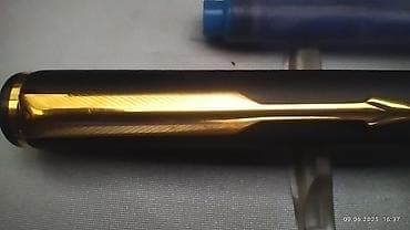 Qələmlər: Qara rəngli, qızılı detallı Parker qələmi. Zərif dizaynı ilə seçilir — 2