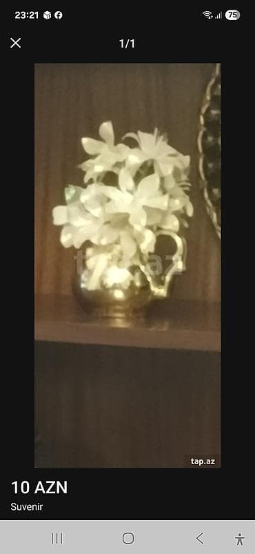 gul rəfi: Dekorativ suvenir – qızılı rəngli balaca vazada süni ağ çiçəklər — 1