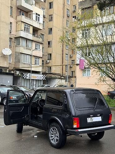 qara niva sekilleri: LADA Niva 3 qapılı SUV - Kuzov: 3 qapılı, qara rəng, arxa şüşə — 4