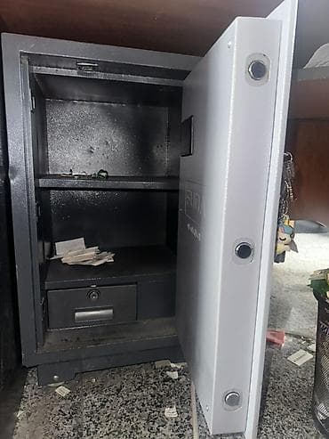 boş kasa: Elektron şifrəli seyf. Ölçülər en 42sm/dərinlik 39sm/hündürlük 70sm — 2