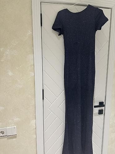 son model donlar: Qadın gecə geyimi – tünd göy, parıltılı maxi don
Olcu M — 2