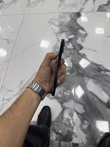 iphone 7 ekranı: Məhsul: Smartfon (təxminən 6.1" ekranlı, düz kənarlı dizayn) — 4