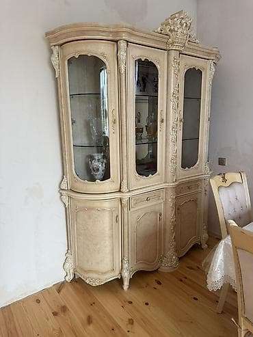 qapi dekoru: Klassik üslubda vitrin-bufet - Material: massiv ağac karkas, MDF — 1