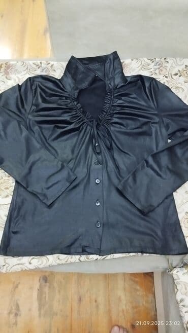 Dəstlər, kostyumlar: Qadın geyim dəsti – bir neçə fərqli məhsul 1) Mavi-ağ naxışlı flis — 2