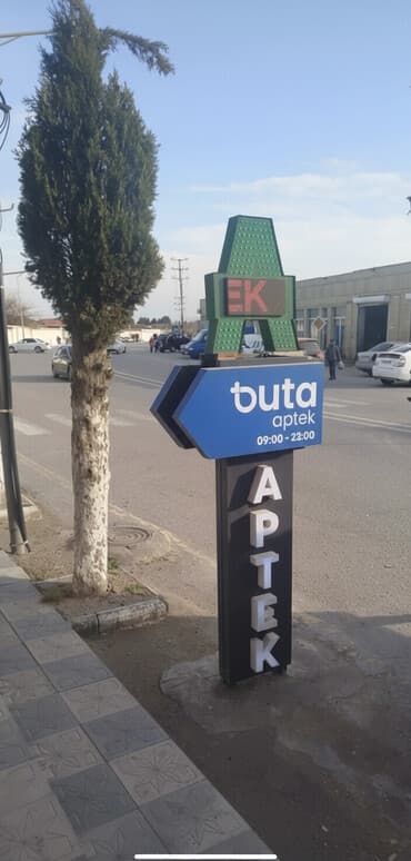 konteynerdən mağaza: LED işıqlı “APTEK” yol göstəricisi və aptek nişanı - Dayaqda şaquli — 2