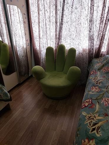 Çox maraqlı və kreativ dizaynda, əl formasında kreslo satılır. Uşaq və