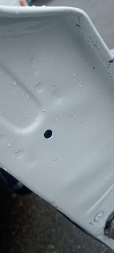 21099 lada: VAZ 2107 sedan, ağ rəng. Klassik kuzov dizaynı, xrom ön barmaqlıq və — 8