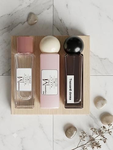 brend kurtka: Trussardi Donna (Sağdakı tünd şüşə): Elegat, asil və nəfis — 1