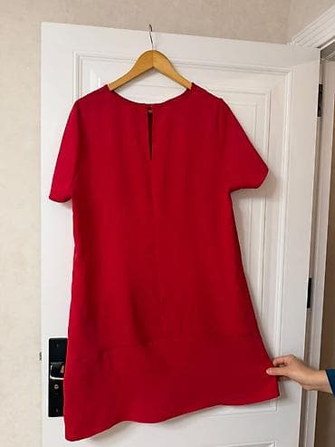 sade don: Qırmızı qısaqol don - Rəng: parlaq qırmızı - Model: sadə, düz kəsim; — 2