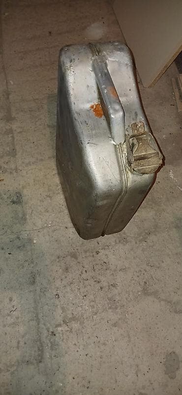 yanacaq cəni: Metal yanacaq bidonu (jerry can) - Material: qalın metal korpus - — 2