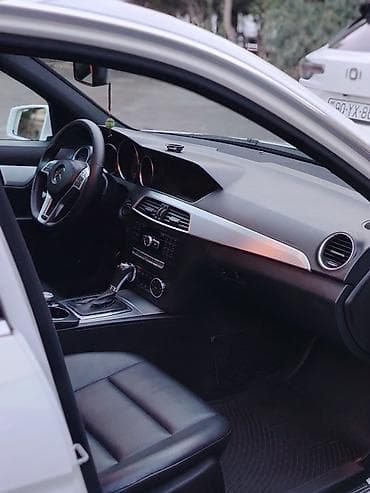 kompressor teh: Mercedes-Benz C-Class sedan (C250 emblemli), ağ rəng. Xüsusiyyətlər — 8