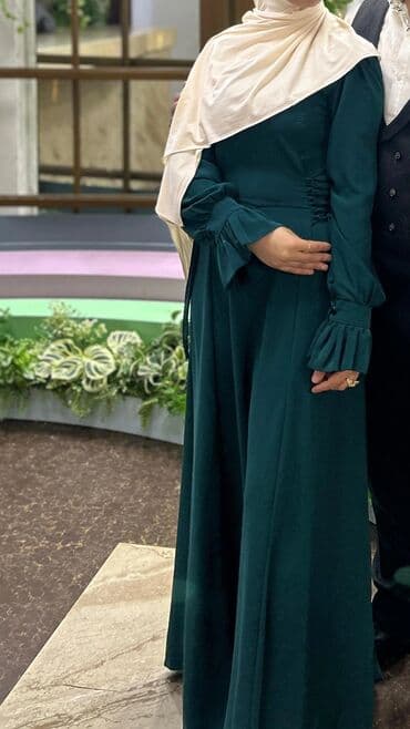 Baş geyimləri: Tünd zümrüd-yaşıl rəngdə, uzun və örtülü xanım paltarı. - Model — 1