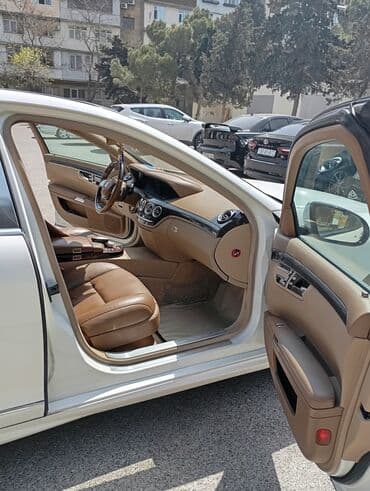 turbo az c class: Ağ rəngdə olan Mercedes-Maybach sedanı. Avtomobil rahat və dəbdəbəli — 6