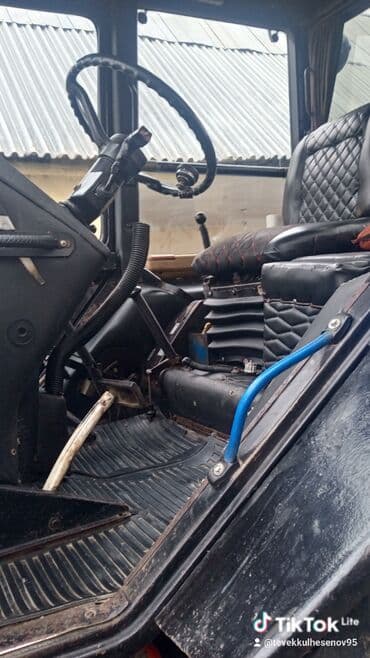 kredite masin: Belarus MTZ traktoru (mavi), 2009 il buraxılışı. Texniki — 5