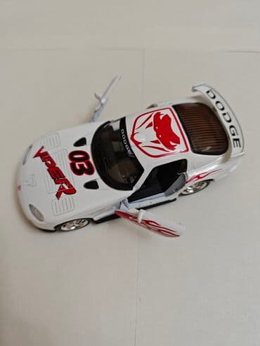 1 43 modelka: Ağ rəngli diecast "Dodge Viper" modeli, qırmızı ilan emblemi və — 5