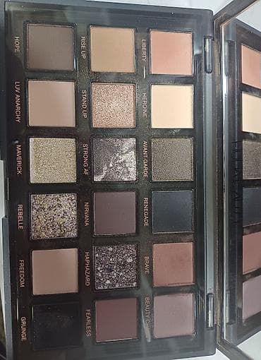 makyaj desti: Huda Beauty Pretty Grunge – 18 rəngli göz kölgəsi palitrası Xonçada — 1