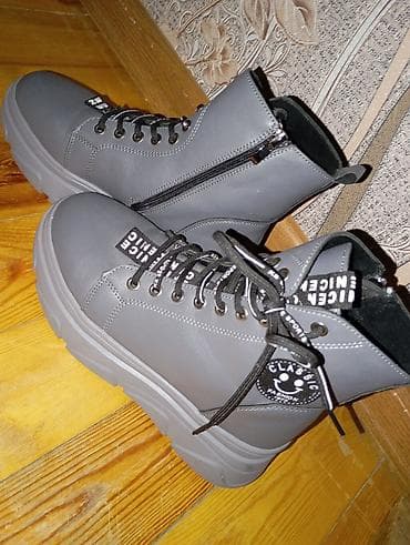 Qadın üçün samaşki 37 razmer. içi mexli. 1 dəfə geynilib.35 azn