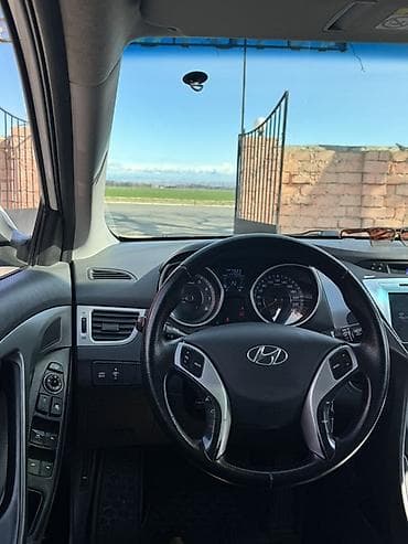 Hyundai Elantra sedan – ağ rəngdə, aerodinamik kuzov və LED ön/arka — 4