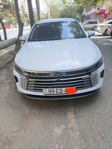 byd ilkin ödənişsiz: BYD sedan – ağ rəngli, müasir dizaynlı hibrid/elektrik üslublu şəhər — 1