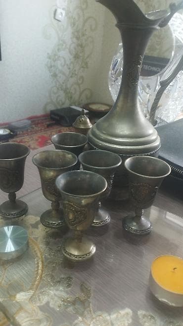 bayram: Klassik üslubda metal içki dəsti - Tərkib: 1 ədəd qrafin/qədəh qabı — 1