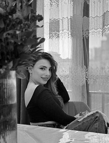 Qadın uzunqol crop top - Rəng: qara - Dizayn: açıq kürəkli, bədənə