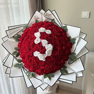 1 qizil gulun qiymeti: Yüksək keyfiyyətli qırmızı və ağ süni güllərdən hazırlanmış möhtəşəm — 1