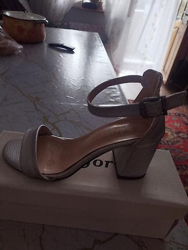 Basanoşka və səndəllər: Gümüşü rəngdə qadın sandal. - Model: açıq burun, ön hissədə enli — 1