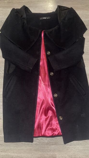 Paltolar: Qadın palto - Rəng: qaraya yaxın dərin qara, iç astar parlaq çəhrayı — 1