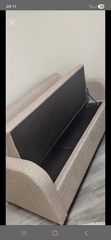 açılan stul: Bej rəngli, yumşaq toxumalı parça ilə üzlənmiş kompakt divan. Geniş — 1