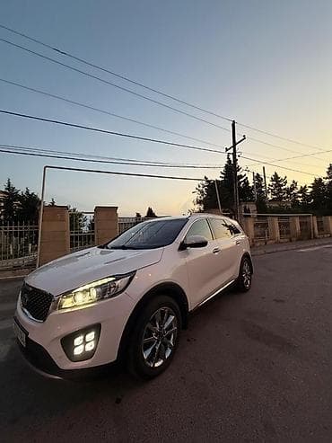 Kia Sorento – ağ rəngli, tam ölçülü SUV Xüsusiyyətlər: - Geniş və — 2