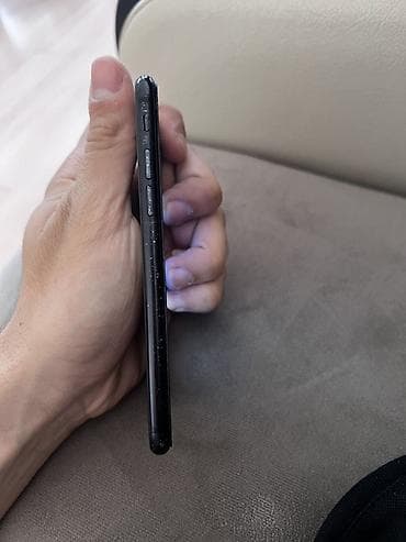 IPhone SE 2020, Qara — 2