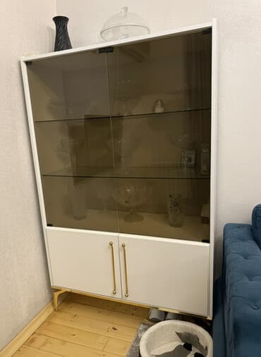 Manekenlər: Şüşəli dolab vitrini — 1